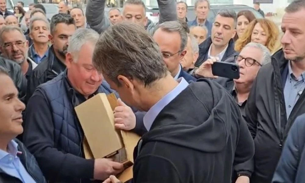 Φθιώτιδα: Κάτοικος τρόλαρε τον Μητσοτάκη - Του έδωσε ένα κασελάκι